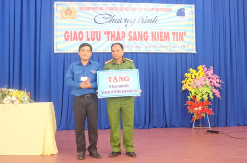  Đồng chí Ngô Huỳnh Quang Thái - Phó Bí thư Tỉnh Đoàn tặng bảng tượng trưng tủ sách thanh niên cho Trại giam Phước Hòa
